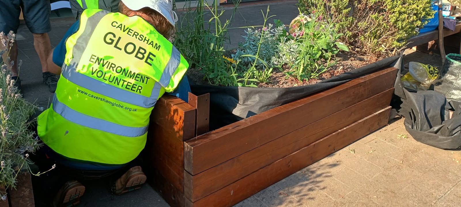 Caversham GLOBE refurbishes planter box in Caversham Centre! One of the 20 planter boxes in…