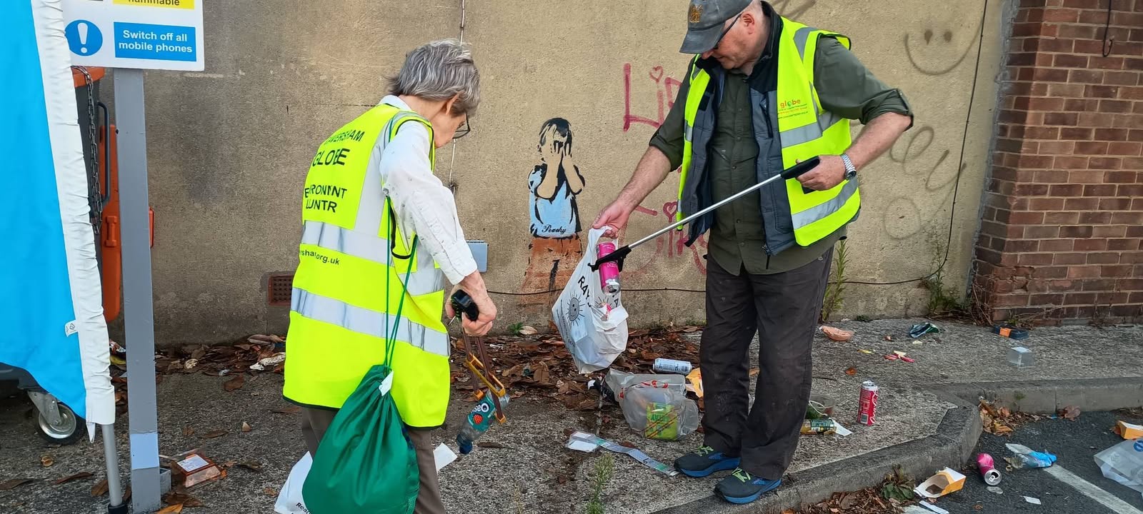 Globe volunteers out and about during Reading Festival checking the litter hotspots around Central Caversham…